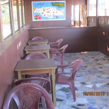 Jamaica Inn Guest House Botianaw Экстерьер фото